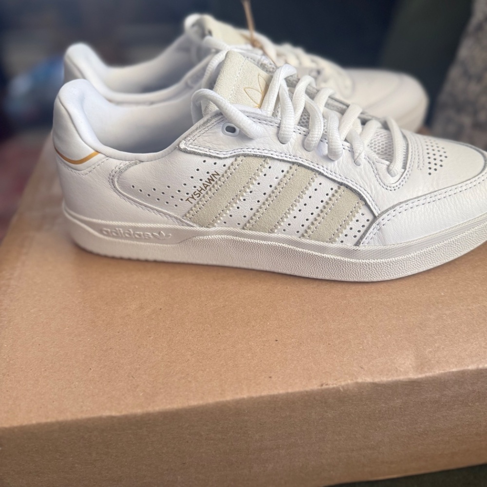 Adidas Tyshawn Low – White/Beige Men’s 7/ Women’s 8 • Brand New w/ Tags + Box